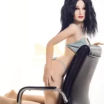 Eloïse Sex Doll 155 cm IronTech Doll TPE assise sur chaise, lingerie bleue, cheveux noirs.