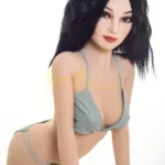 Eloïse Sex Doll 155 cm IronTech en bikini gris, posée de face sur un tabouret.