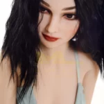 Eloïse Sex Doll 155 cm IronTech, cheveux noirs ondulés, regard vers le haut, soutien-gorge bleu.