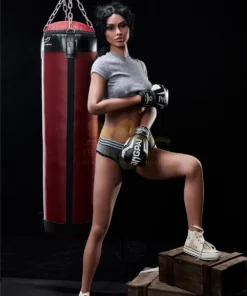 Elviana Sex Doll 168 cm IronTech en tenue sportive, pose boxe près d'un sac de frappe.