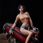 Elviana Sex Doll 168 cm IronTech posée sur un sac de frappe, en tenue de sport.