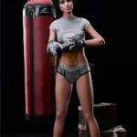 Elviana Sex Doll 168 cm IronTech en tenue de boxe, posant devant un sac de frappe.