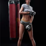 Elviana Sex Doll 168 cm IronTech Doll en tenue de boxe devant un sac de frappe.