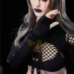 Elvina Sex Doll 168 cm IronTech, cheveux gris, maquillage gothique, tenue noire en résille.