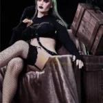 Elvina Sex Doll 168 cm en tenue gothique, assise avec pose séduisante, accessoires corbeaux.
