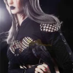 Elvina Sex Doll 168 cm IronTech, tenue gothique, cheveux gris, pose de profil.