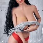 Poupée Enora 163 cm IronTech, pose sensuelle, portant béret rouge et sous-vêtements rouges.