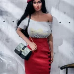 Enora Sex Doll 163 cm en jupe rouge et béret, pose décontractée avec sac à main.