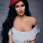 Enora Sex Doll 163 cm IronTech, cheveux noirs, béret rouge, top gris, pose élégante.