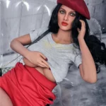 Enora Sex Doll 163 cm en TPE, posée sur un canapé transparent, portant béret rouge et jupe assortie.
