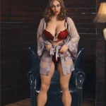 Evabella Sex Doll 158 cm IronTech Doll TPE en lingerie rouge, debout devant fauteuil.