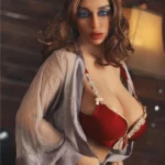 Evabella Sex Doll 158 cm IronTech Doll TPE en lingerie rouge, pose séduisante devant un fond en bois.