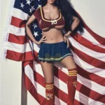Evalia Sex Doll 163 cm IronTech en tenue de football devant drapeau américain.
