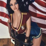 Evalia Sex Doll 163 cm IronTech, posée sur une chaise, tenue d'écolière, fond drapeau américain.