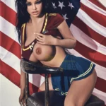 Evalia Sex Doll 163 cm en tenue sportive, posée sur une chaise devant un drapeau américain.