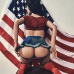Evalia Sex Doll 163 cm IronTech en tenue sportive, pose arrière devant drapeau américain.