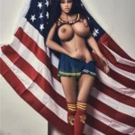 Evalia Sex Doll 163 cm IronTech en tenue écolière, posant devant un drapeau américain.