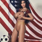 Evalia Sex Doll 163 cm posée à genoux devant drapeau USA, tenue sportive et ballon de football.