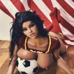 Evalia Sex Doll 163 cm posée au sol avec un ballon de foot, devant un drapeau américain.