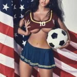 Evalia Sex Doll 163 cm IronTech TPE posant avec ballon de foot, tenue sportive devant drapeau américain.