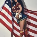 Evalia Sex Doll 163 cm posant en tenue de footballeuse, drapeau américain en arrière-plan.