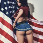 Evalia Sex Doll 163 cm IronTech, pose de dos, tenue sportive, drapeau américain en fond.
