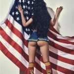 Evalia Sex Doll 163 cm IronTech, dos tourné, tenue sportive, drapeau américain, ballon au sol.