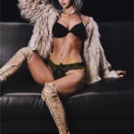 Evalina Sex Doll en slip et soutien gorge est prête à vous recevoir.