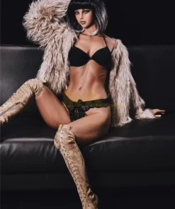 Evalina Sex Doll en slip et soutien gorge est prête à vous recevoir.