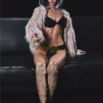 Poupée Evalina IronTech 168 cm assise, lingerie noire, veste fourrure, bottes hautes.
