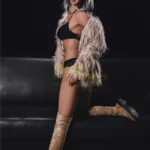 Evalina Sex Doll 168 cm IronTech, pose debout, manteau fourrure, lingerie noire, bottes hautes.