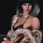 Evalina Sex Doll 168 cm IronTech, pose assise, cheveux noirs, manteau en fausse fourrure.