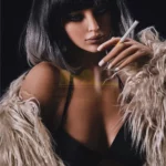 Evalina Sex Doll 168 cm IronTech, pose glamour, manteau fourrure, cigarette à la main.