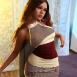 Félicine Sex Doll 164 cm IronTech TPE, pose debout, robe moulante rayée, cheveux longs bruns.