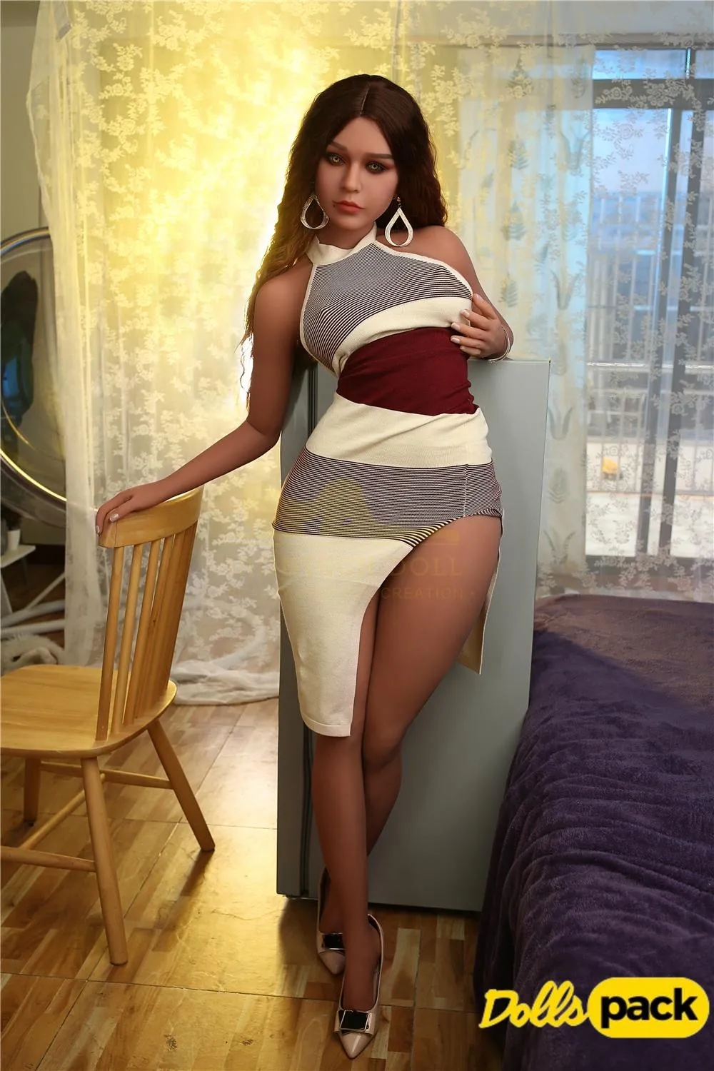 Félicine Sex Doll 164 cm en robe moulante, appuyée contre une chaise, éclairage chaleureux.