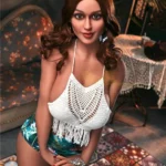 Floréa Sex Doll 161 cm IronTech Doll TPE en tenue estivale, pose assise élégante.
