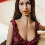Florina Sex Doll 155 cm IronTech Doll en robe rouge, posée près d'une baignoire.
