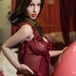 Florina Sex Doll 155 cm IronTech Doll en lingerie rouge, pose séductrice sur lit.