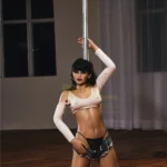 Florine Sex Doll 168 cm IronTech en pose de danse, tenue sexy, intérieur moderne.