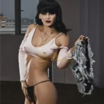Florine Sex Doll 168 cm IronTech en pose debout, tenue légère, intérieur moderne.