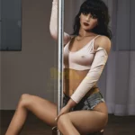 Florine Sex Doll 168 cm IronTech en pose sensuelle près d'une barre de pole dance.