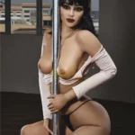 Florine Sex Doll 168 cm IronTech posée sensuellement près d'une barre de pole dance.