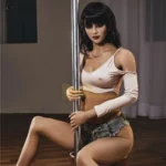 Florine Sex Doll 168 cm IronTech en pose sensuelle près d'une barre, tenue décontractée.