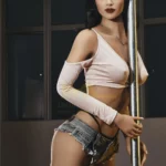 Florine Sex Doll 168 cm IronTech Doll pose sensuelle près d'une barre, tenue décontractée.
