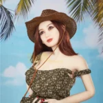 Isabelle Sex Doll 157cm IronTech Doll en robe fleurie, chapeau de paille, fond plage.