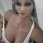 Isadora Sex Doll 158 cm IronTech Doll TPE, pose assise, cheveux gris, bandeau rose.