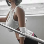 Isadora Sex Doll 158 cm IronTech en tenue de sport blanche et rose, posant sur un balcon.