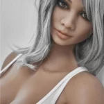 Isadora Sex Doll 158 cm IronTech Doll TPE, gros plan visage, cheveux gris, bandeau rouge.