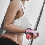 Isadora Sex Doll 158 cm IronTech en tenue de sport, tenant des haltères roses.