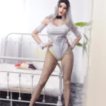 Ivyline Sex Doll 159 cm IronTech Doll TPE en tenue de lapin, posée debout près d'un lit.